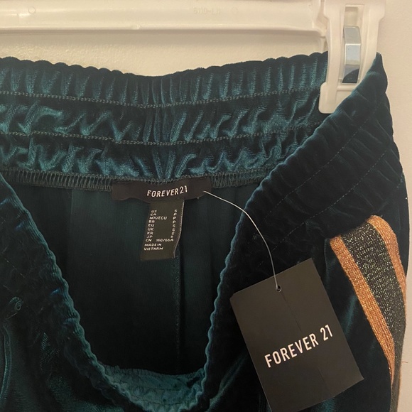 NWT Forever 21 Green Velvet Pants - Picture 2 of 5